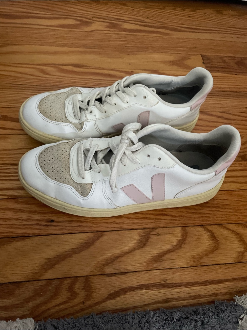 Veja V-10 CWL White/Petale Pink low-top sneakers Women’s Size 10